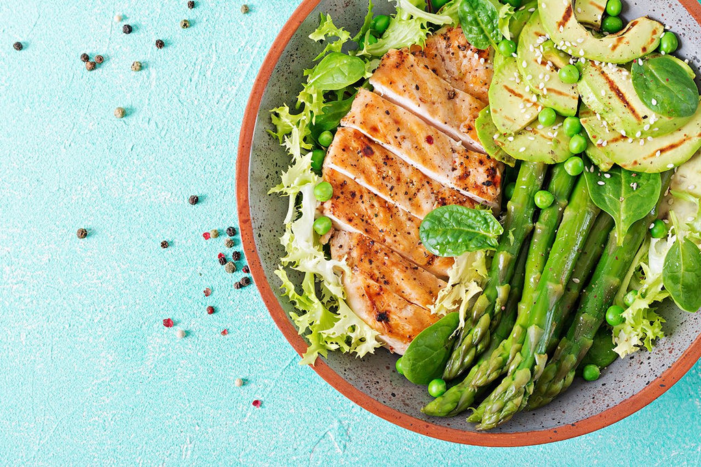 INSALATA DI POLLO SU LETTO DI VERDURE